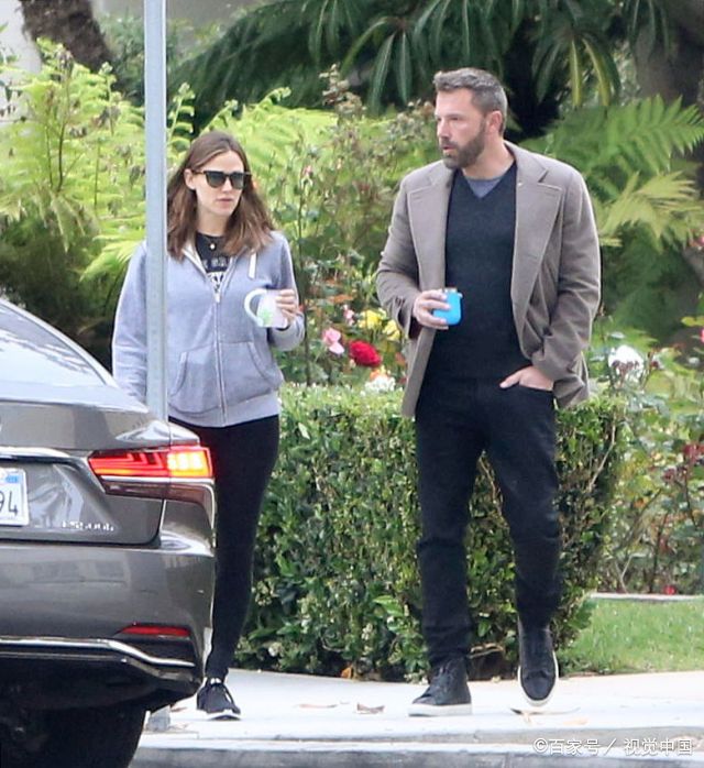 瘦身后颜值飙升的本·阿弗莱克和他的前妻詹妮弗·加纳送孩子上学后